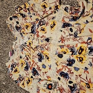 Maurices size 0X women's top. New with tag. White with yellow and blue flowers